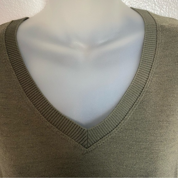 Aritzia Wilfred army green asymmetrical hem side slit long sleeve top - Picture 5 of 8